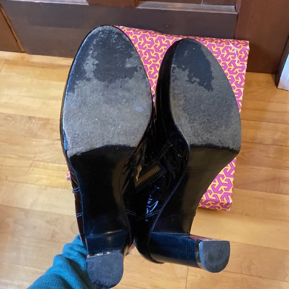 Tory Burch Leigh Black Patent Leather Croc Quilted Bootie Gold Hardware 9.5 - Picture 5 of 8